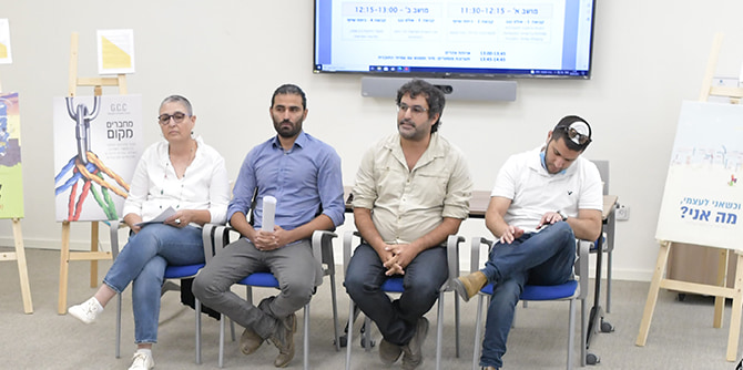 הצגת הפוסטרים של עמיתה מחזור ד' (צילום: שלומי אמסלם)