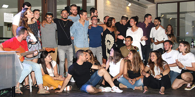 חיילים בודדים בבית בנג'י