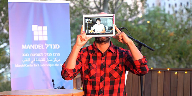 ​שחקן עם טאבלט על הפרצוף (תמונה: קמילה בצ'ינס)