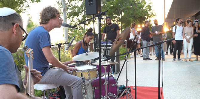 מופע מוזיקלי (תמונה: קמילה בצ'ינס)