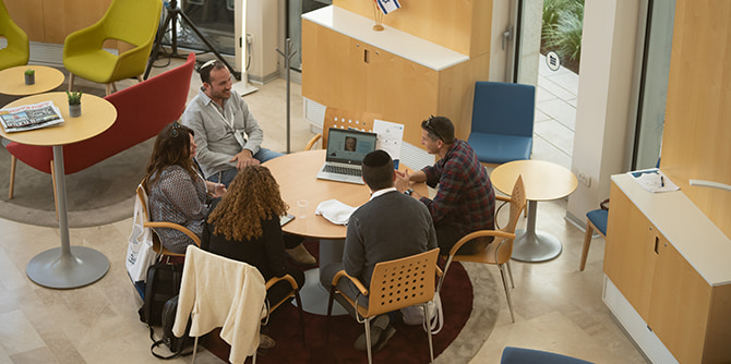 קבוצת למידה ברוטונדה (צילום: סימנים הפקות)