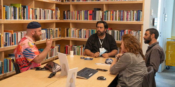 עמיתי מנדל במרכז המשאבים (צילום: סימנים הפקות)