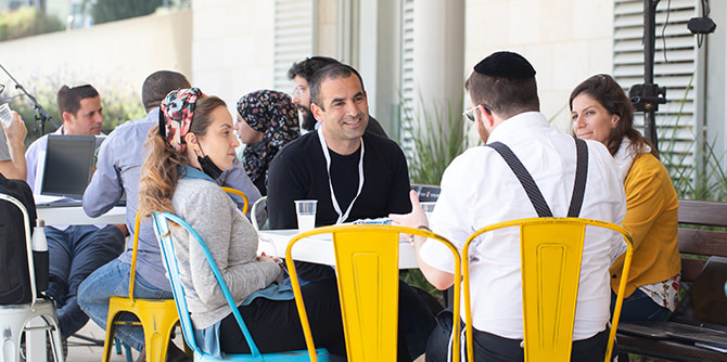 פעילות היכרות סביב שולחנות עגולים (צילום: סימנים הפקות)