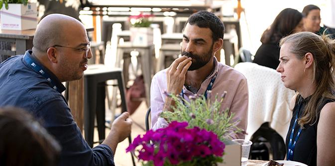 עמיתות ועמיתים בקבוצת דיון