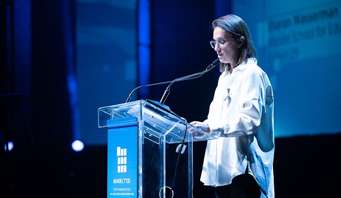 Sharon Wasserman, speaking on behalf of the graduates (Photo: Simanim)