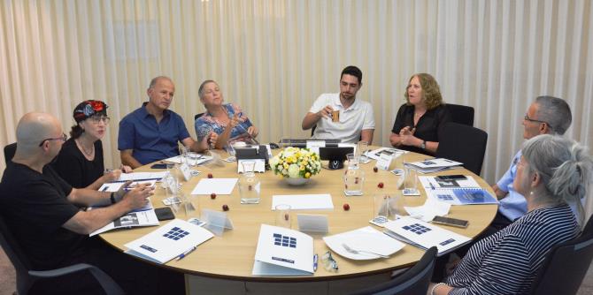 מעברים: התפתחות מקצועית בצמתים של שינוי - דיון עם בוגרי מנדל