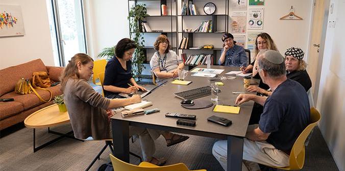 קבוצת דיון סביב שולחן