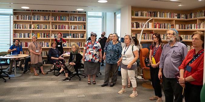 משתתפי הכנס בסיור בספרייה