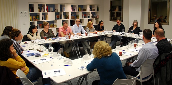 בין ניהול למנהיגות