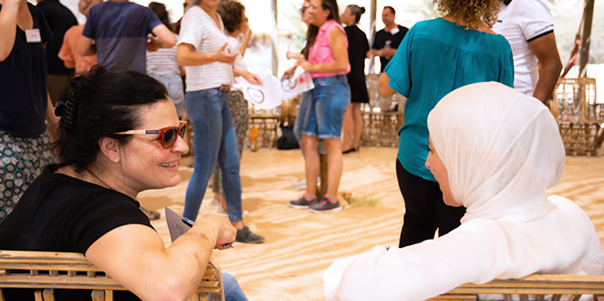 בוגרת תוכנית כסייפה וערערה-בנגב פוגשת בוגרת תוכנית אילת (צילום: מור וולדמן)