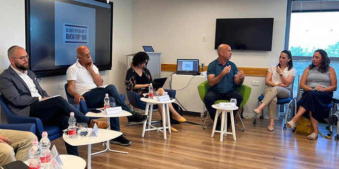 דרור איתן, מנחה הפנאל (צילום: קרן מנדל-ישראל)