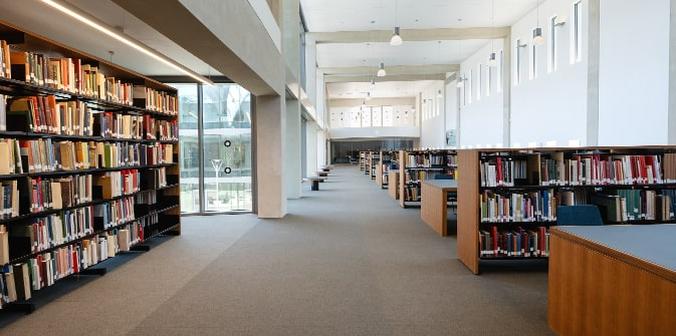 חלל הספרייה ומדפי הספרים