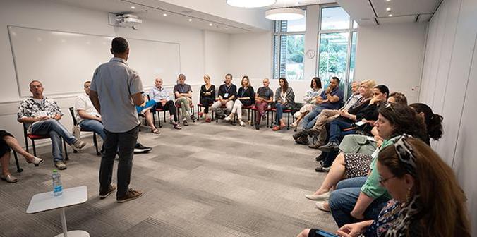 בוגרות ובוגרים נפגשים עם סופר