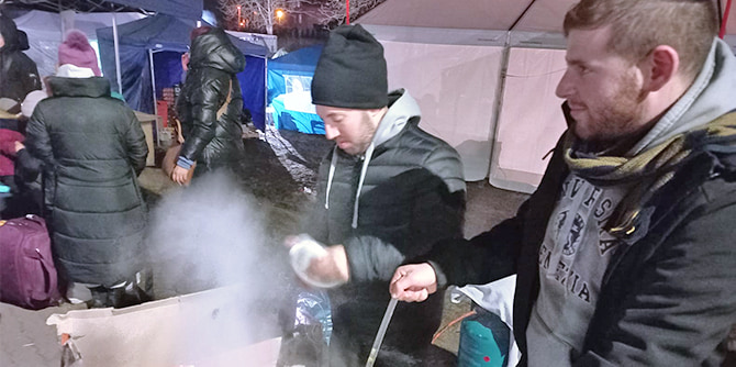 סיוע בגבול אוקראינה-פולין (באדיבות מיכאל מואטי)