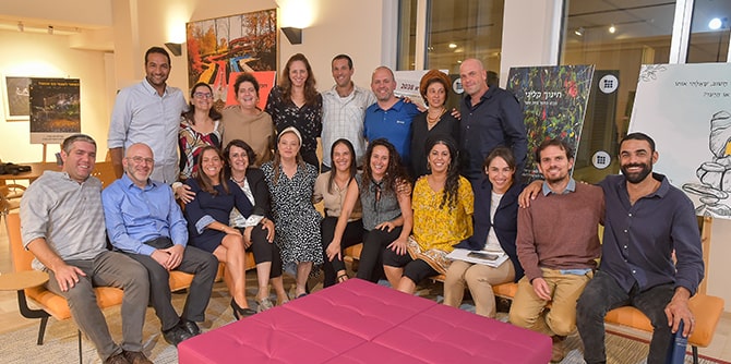 עמיתי מחזור ל' באירוע הצגת הפוסטרים (צילום: נוה בן-שמואל)