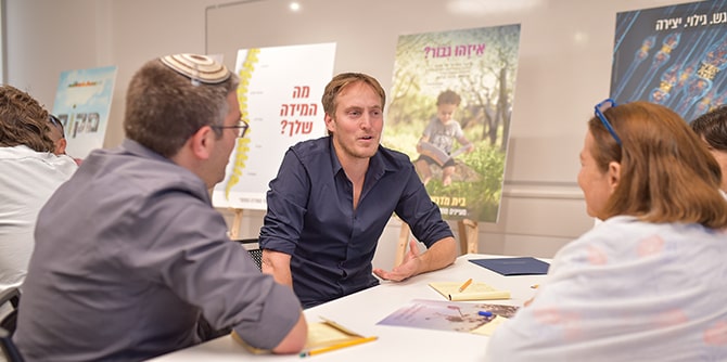 הצגת הפוסטרים (צילום: נוה בן שמואל)