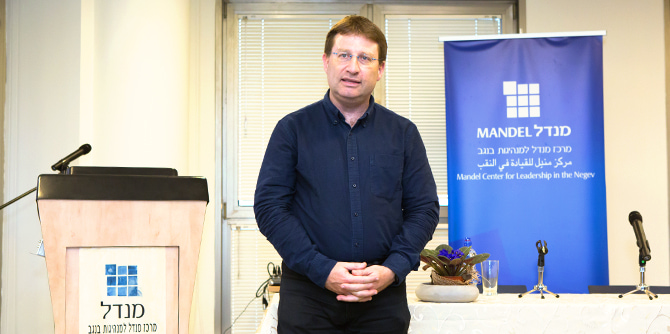 פרופ' נדב דוידוביץ' בבימת מנדל שעסקה בבריאות מניעתית בחברה הערבית-הבדואית בנגב