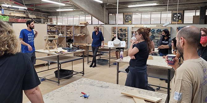 בסדנת עץ בסטודיו של "מולט"