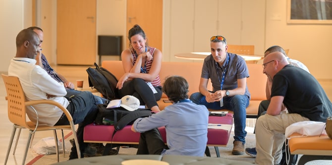 קבוצת לימוד באירוע בוגרים בבית קרן מנדל בירושלים (צילום: סימנים הפקות)