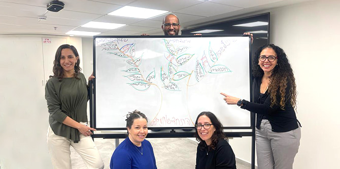 עמיתי התוכנית החברתית מציגים את תוצרי הפעימה הראשונה