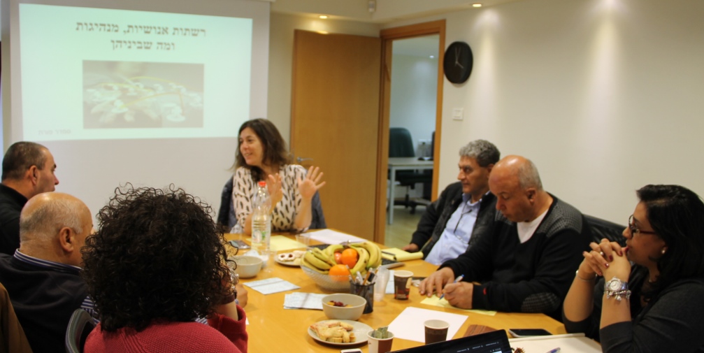 רשתות אנושיות, מנהיגות ומה שביניהן  