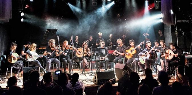 חברות וחברי התזמורת מנגנים