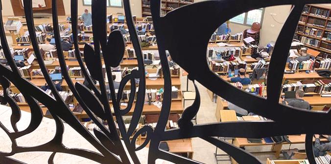 מבט מלמעלה על חבורת הלומדים בישיבת ההסדר