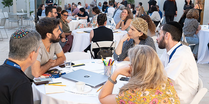 הזמנה לשיחה: מפגשי שיח עם בוגרות ובוגרי מנדל. צילום: סימנים הפקות