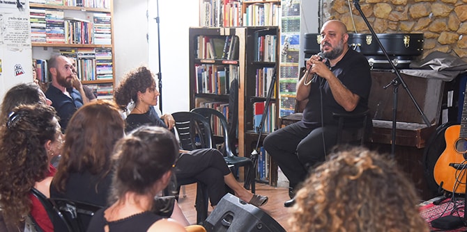 מפגש מוזיקלי במועדון 