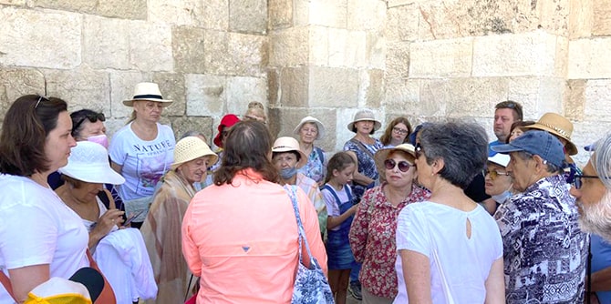 סיור בעיר העתיקה שערך בית מדרש אלול (צילום: יאנה ניקולצ'ב)