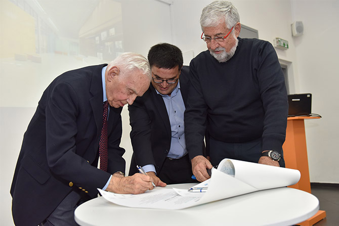    <img src="../images/yeruham_cornerstone_0217_3.jpg" alt=" הונחה אבן הפינה למרכז ג'ק, ג'וזף ומורטון מנדל לחדש